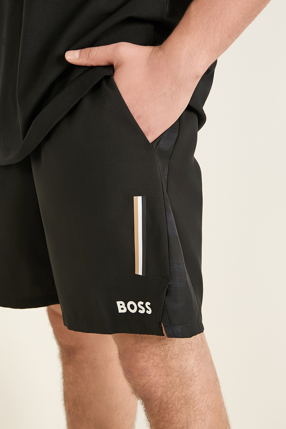 תמונת תקריב דוגמן של בוס X מתאו ברטיני מכנסיים קצרים