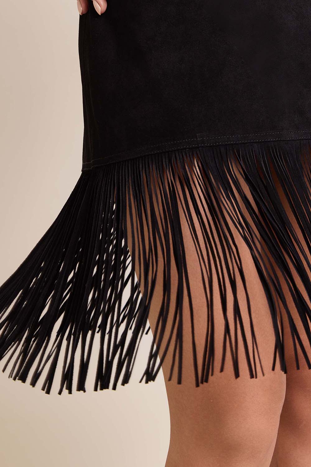 תמונת תקריב דוגמן של חצאית מיני פרנזים