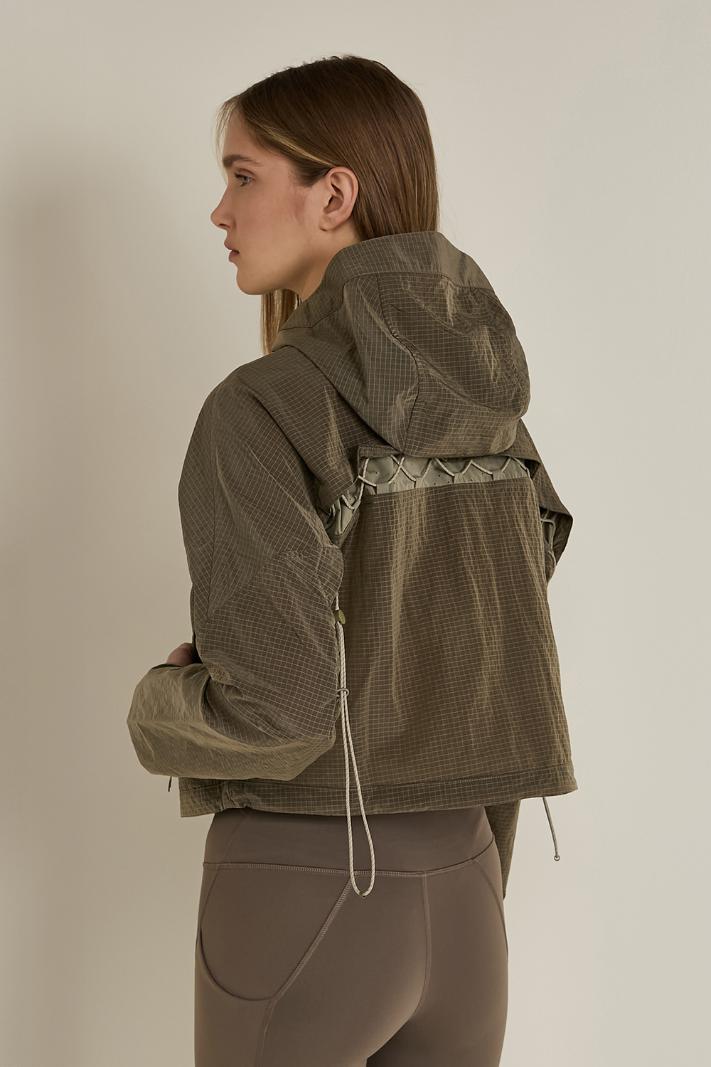 תמונת דוגמן אחורית של Cinch-Back Half-Zip Hiking