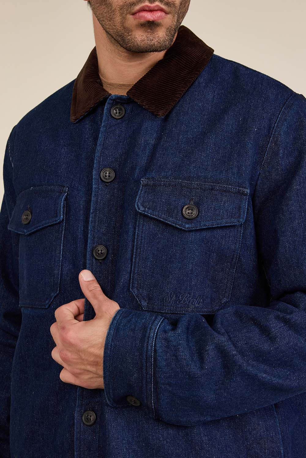 תמונת תקריב דוגמן של ז'קט ג'ינס