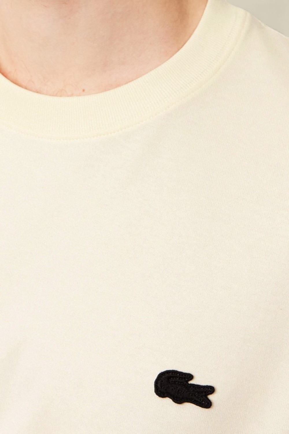 תמונת תקריב דוגמן של PRE LINE חולצת טי עם הדפס בגב