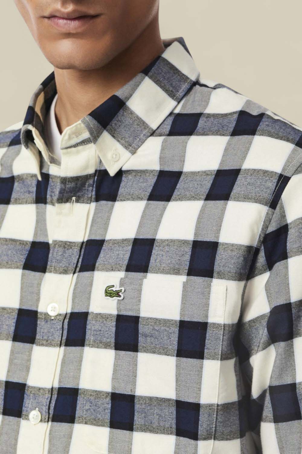 תמונת תקריב דוגמן של חולצת כפתורים פלאנל