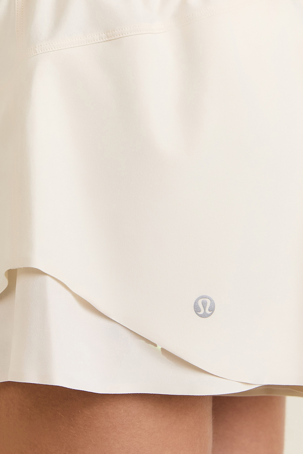 תמונת תקריב דוגמן של Tiered-Hem Hr Run Short 2.5