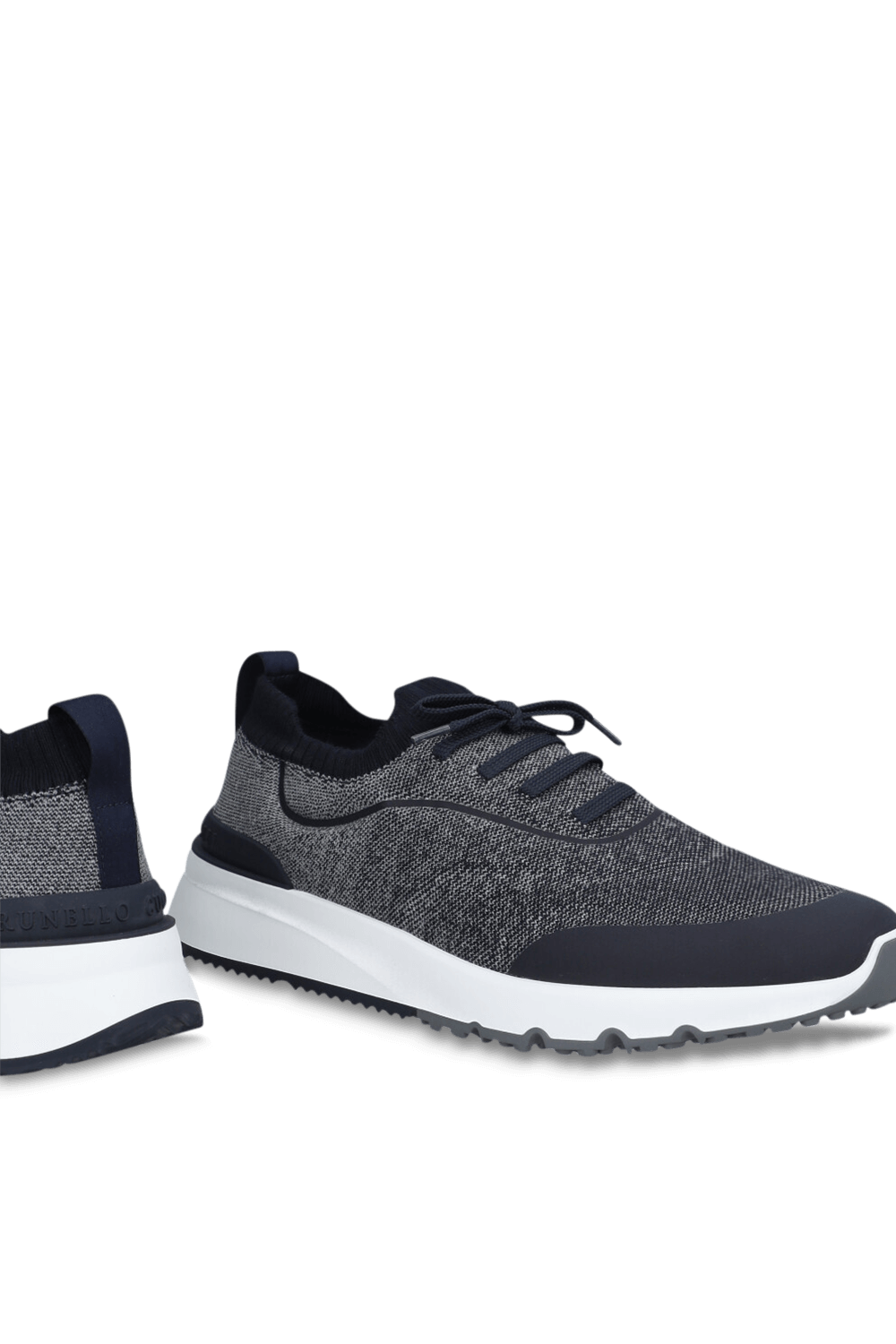 תמונת תקריב של נעלי סניקרס