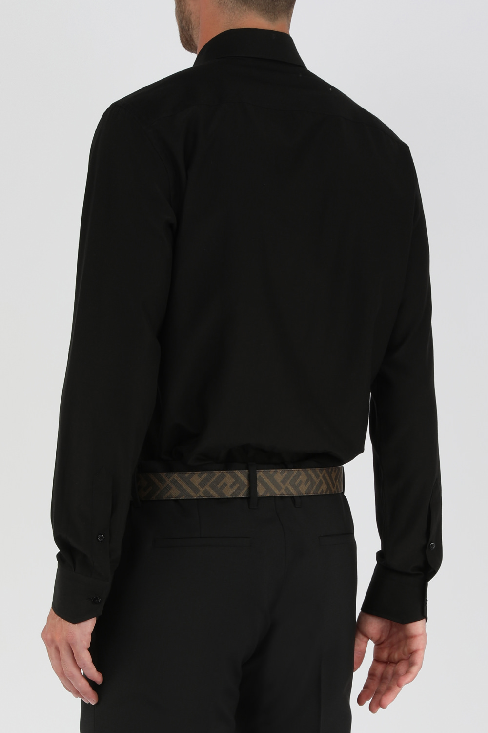 תמונת דוגמן אחורית של חולצה מכופתרת שחורה עם תגית לוגו