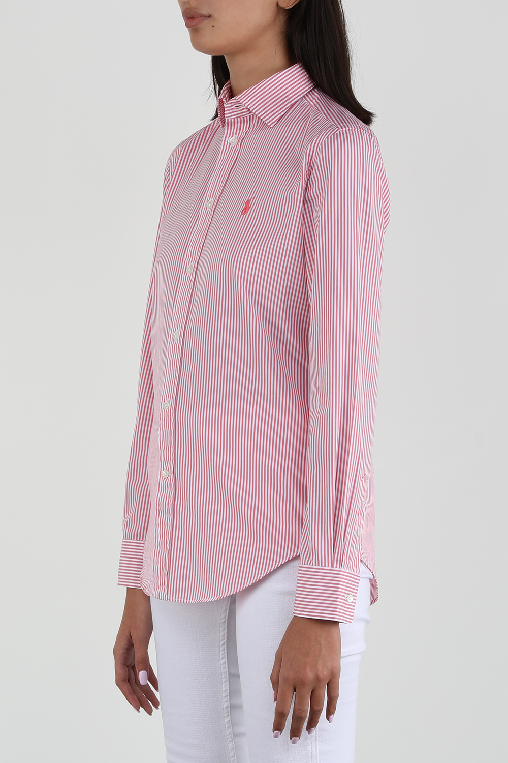 תמונת דוגמן קידמית של חולצת פסים מכופתרת עם לוגו רקום