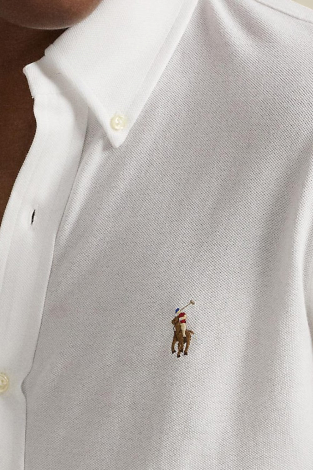 תמונת תקריב דוגמן של חולצת כפתורים