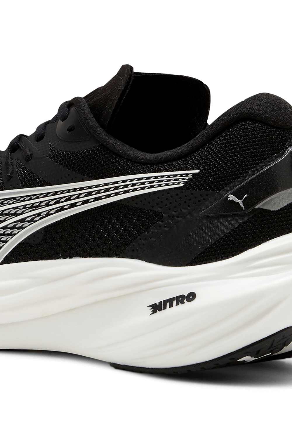 תמונת תקריב של נעלי ריצה דיביאייט ניטרו 3