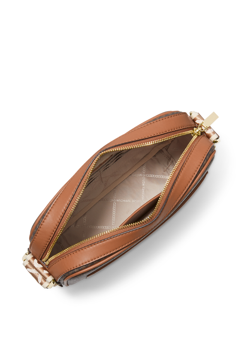 תמונת תקריב של תיק מאייב קרוס מונוגרמי