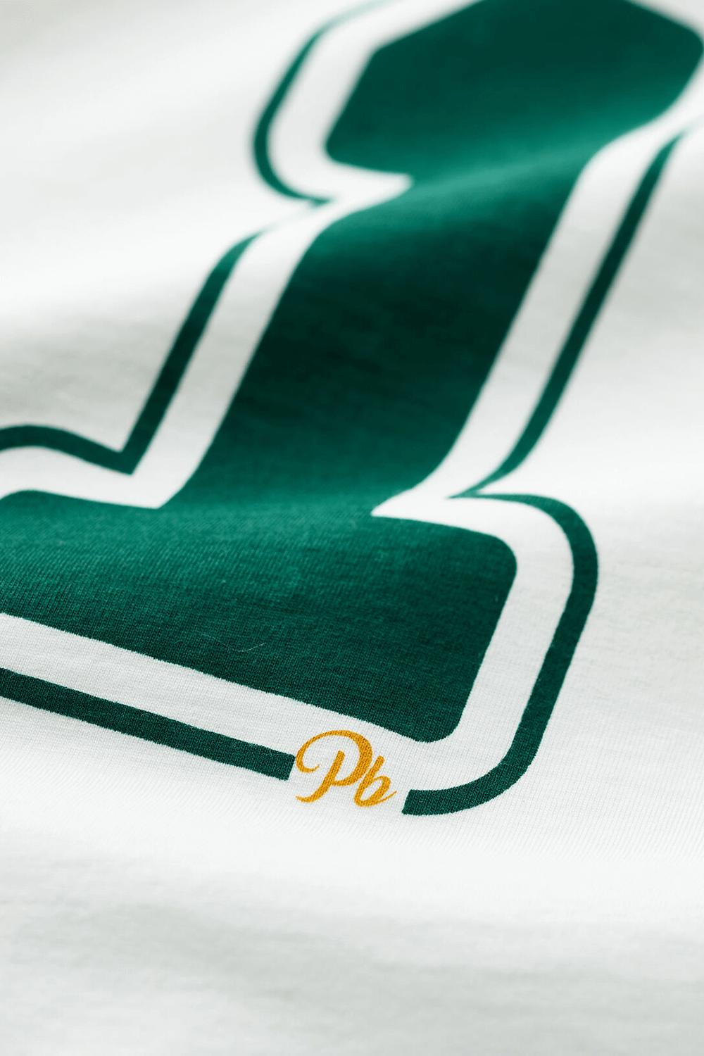 תמונת תקריב של גילאי 3-5 חולצה ארוכה עם הספרה 1 בצבע לבן