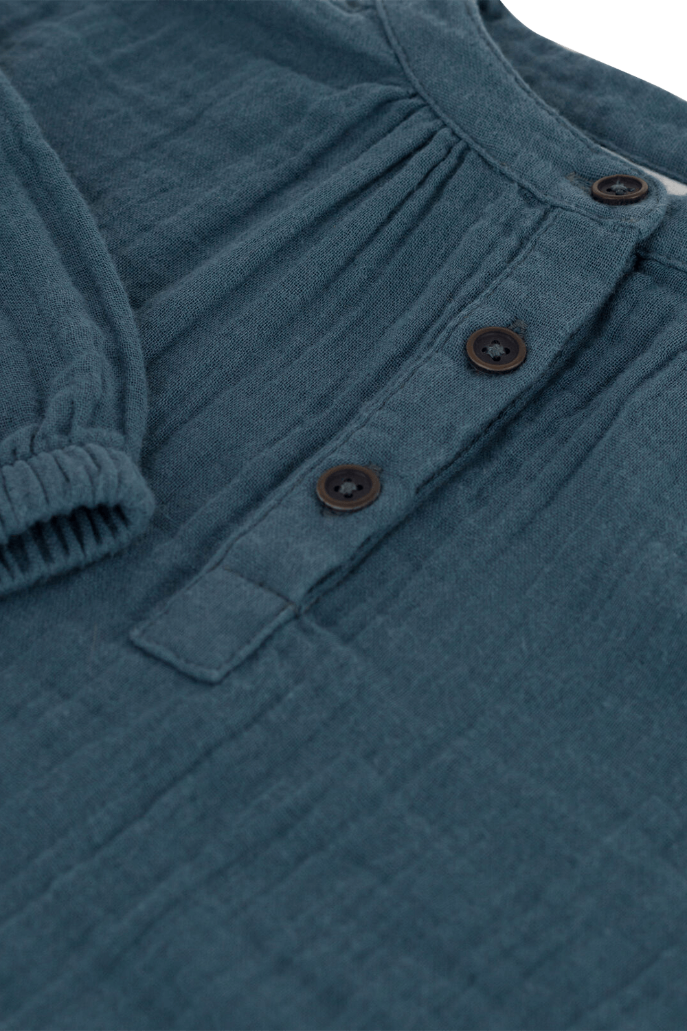 תמונת תקריב של שמלת בלוזון עם כפתורים - גילאי 3-5