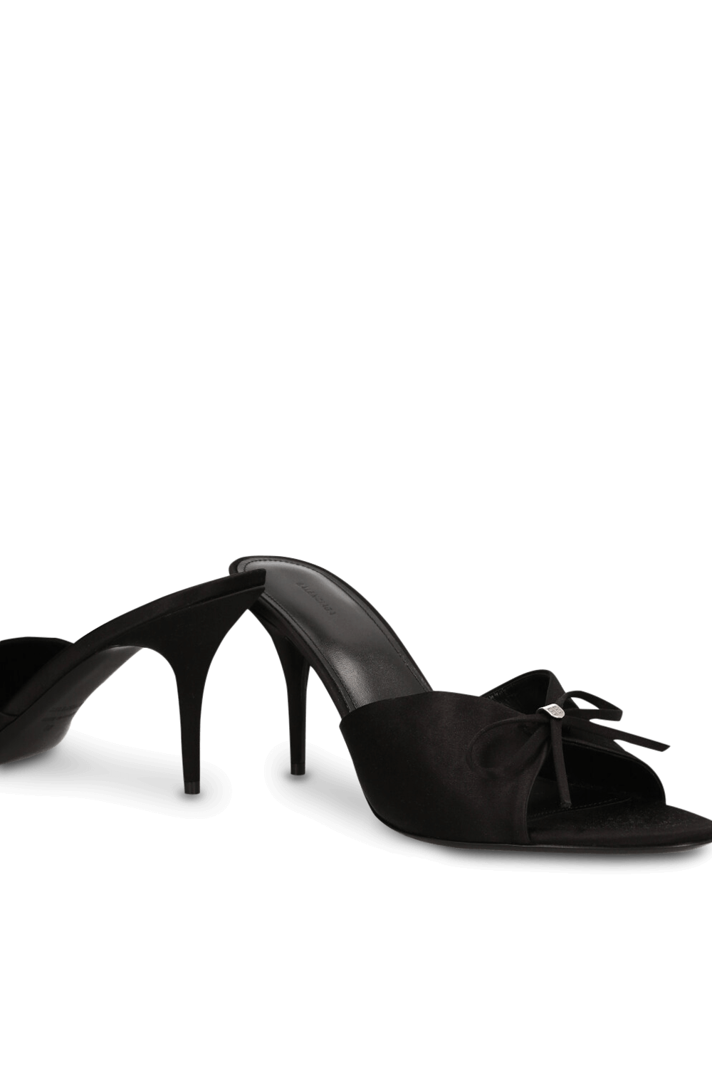 תמונת תקריב של נעלי מיולס עקב