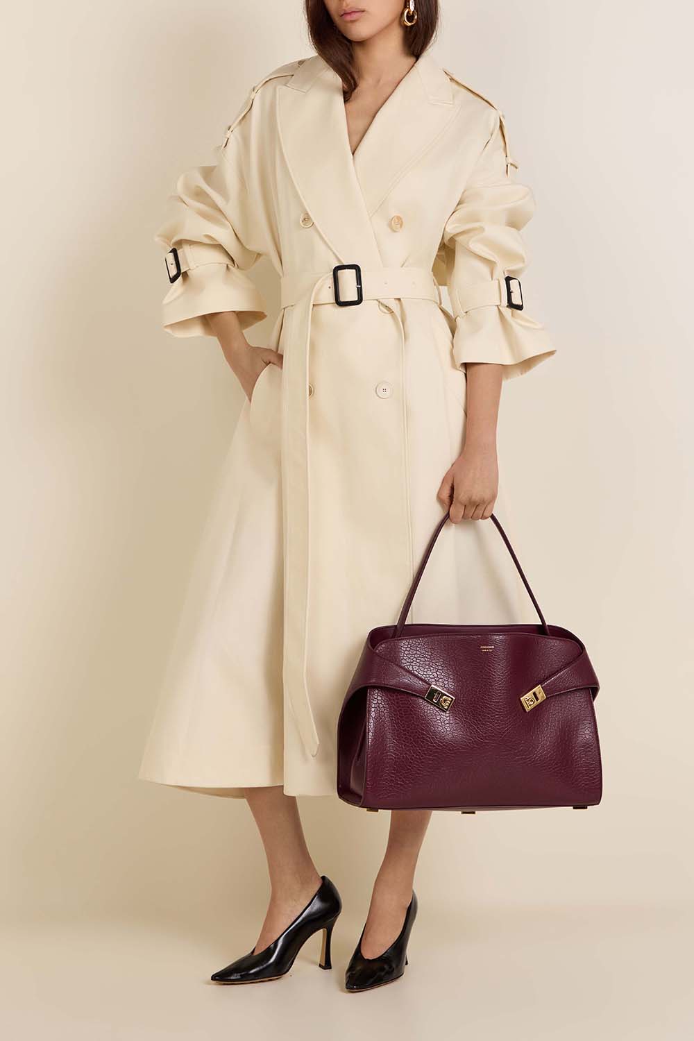 תמונת דוגמן קידמית של נעלי עקב סליפ און