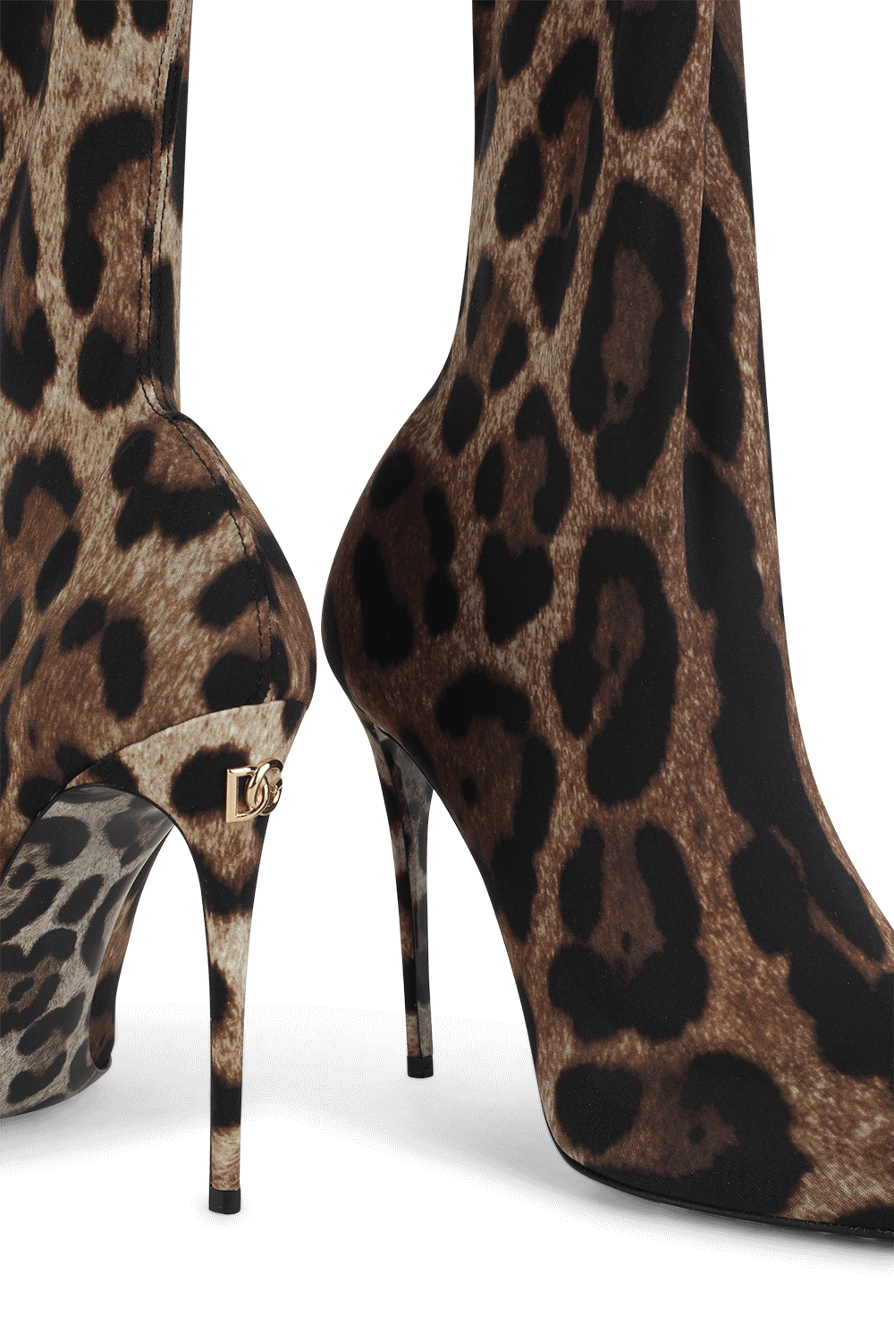 תמונת תקריב של מגפי קים מנומרים עד הברך