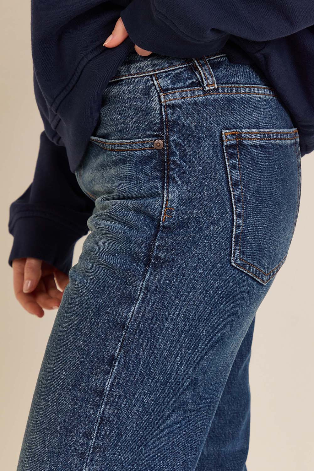 תמונת תקריב דוגמן של מכנסי ג'ינס בגזרה בינונית