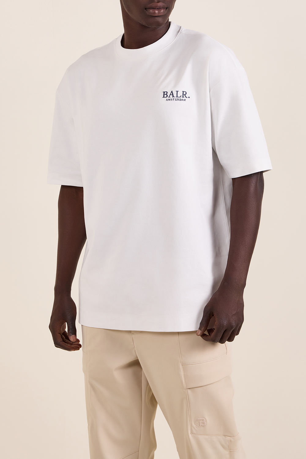 תמונת דוגמן קידמית של חולצת טי משוחררת