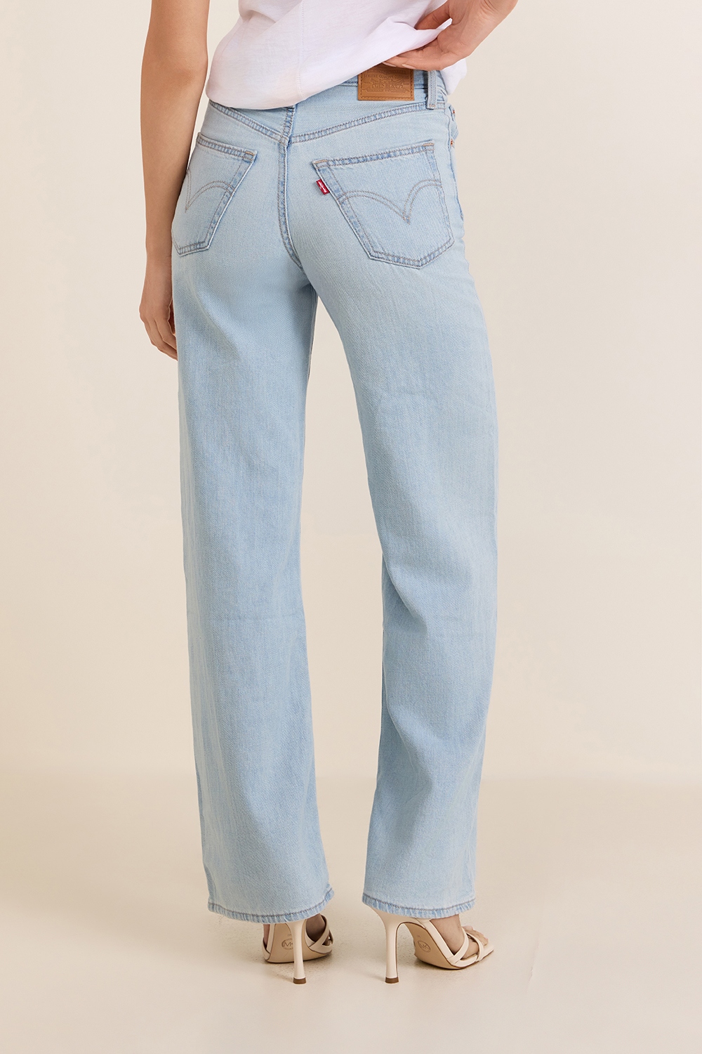 תמונת דוגמן אחורית של מכנסי ג'ינס מתרחבים