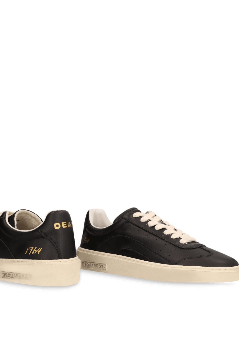 תמונת תקריב של נעלי סניקרס