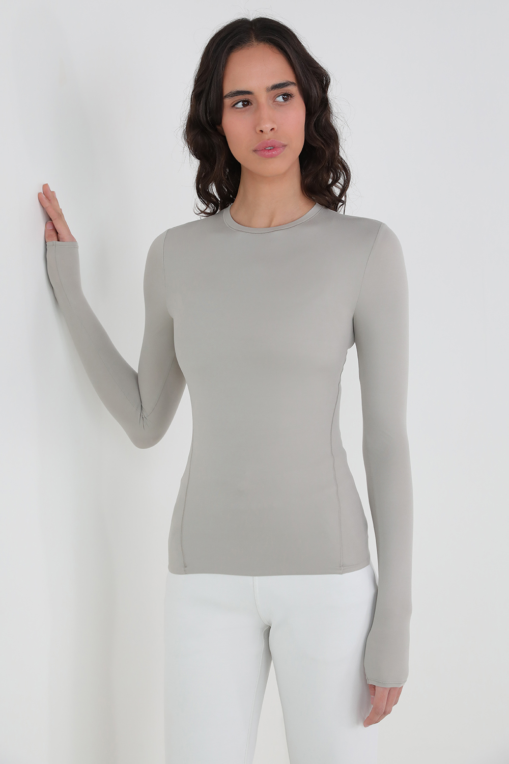 תמונת דוגמן קידמית של Wundermost Ultra-Soft Nulu Crewneck Long Sleeve