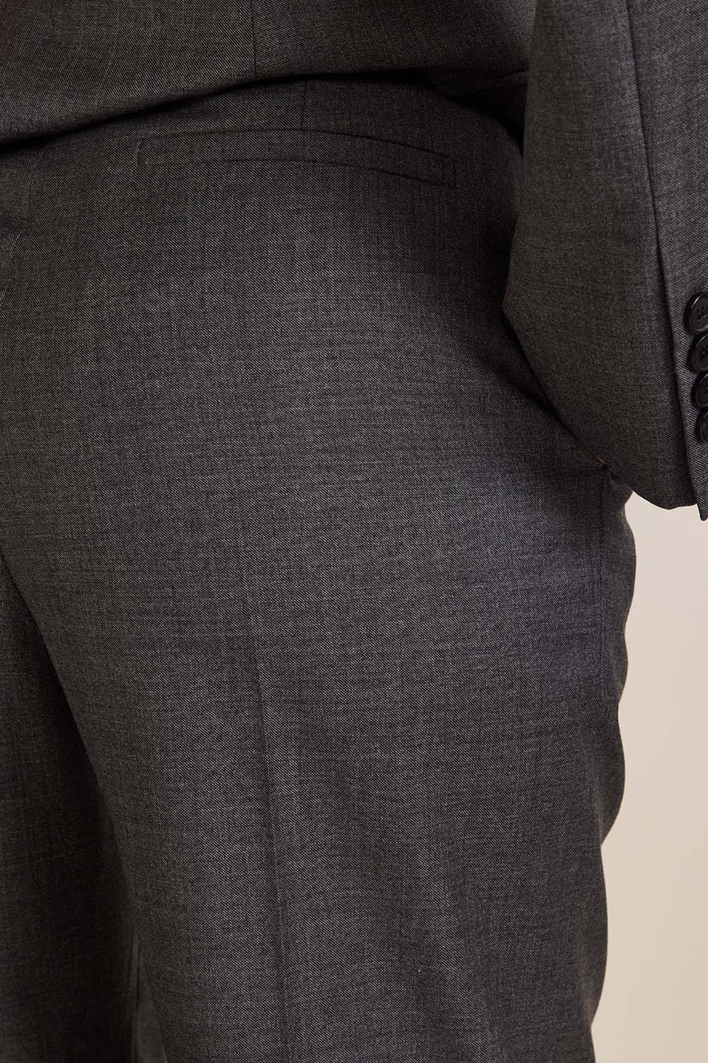 תמונת תקריב דוגמן של מכנסיים מחויטים בגזרה ישרה