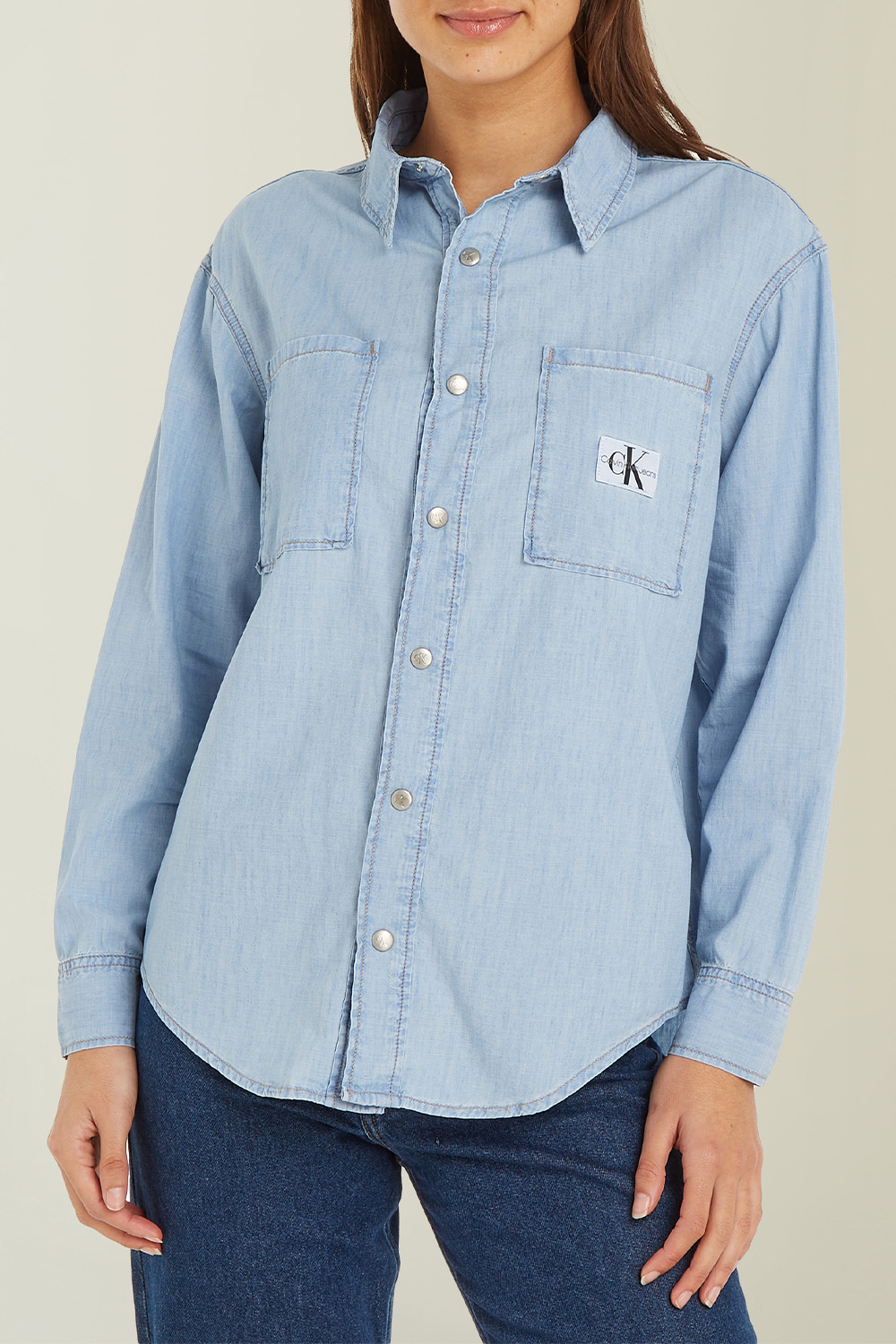 תמונת דוגמן קידמית של חולצת ג'ינס מכופתרת