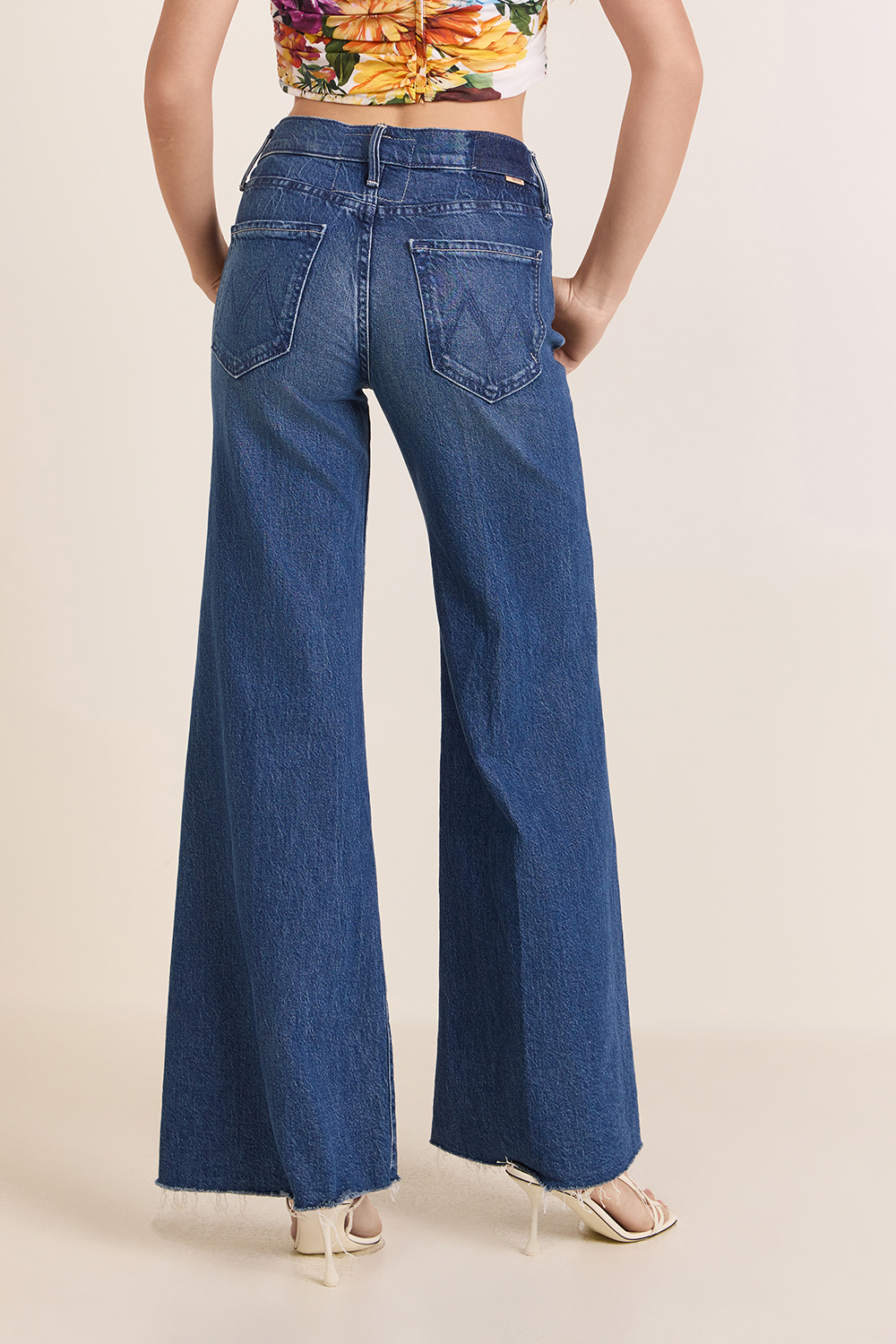 תמונת דוגמן אחורית של מכנסי ג'ינס מתרחבים