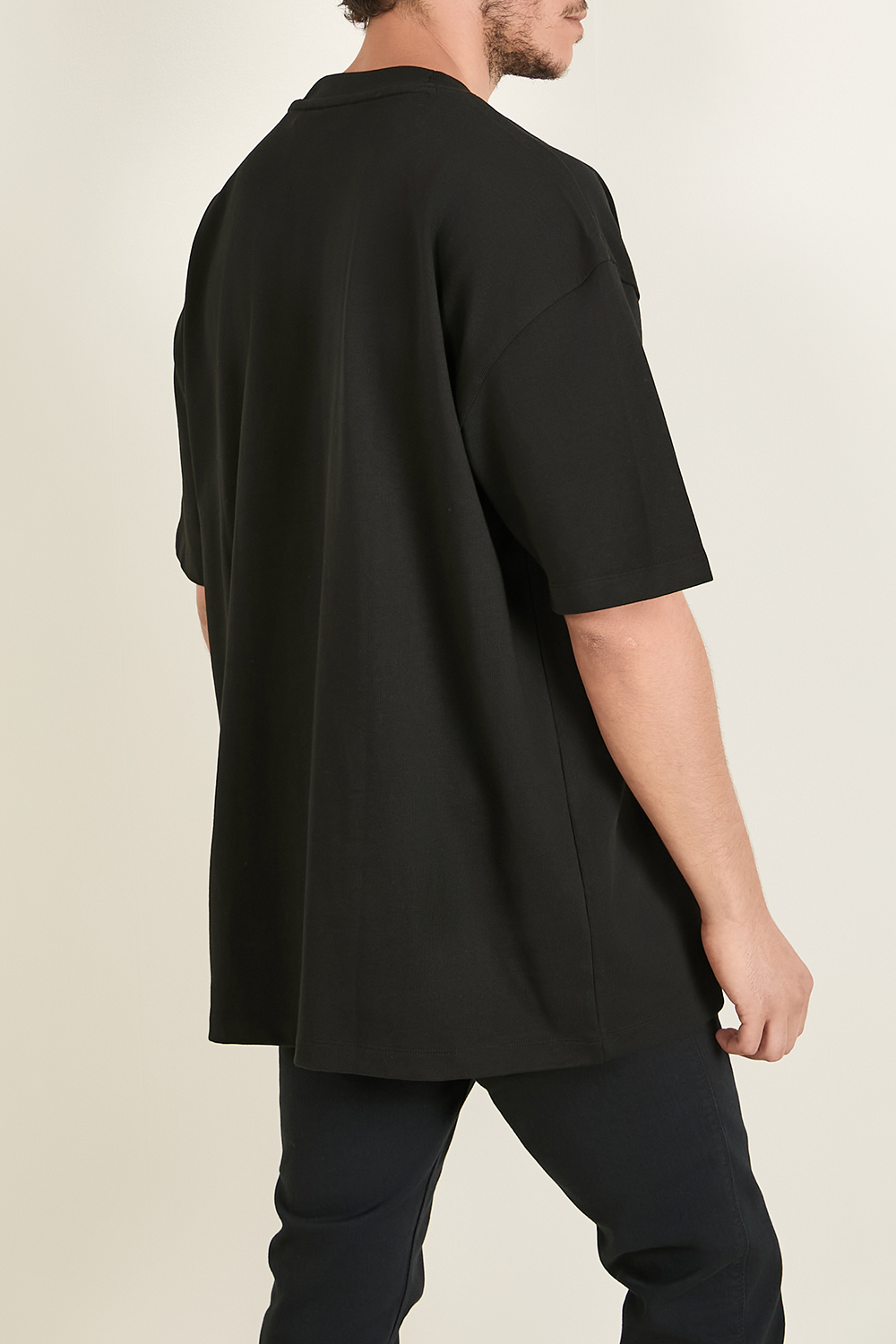 תמונת דוגמן אחורית של חולצת טי אוברסייז