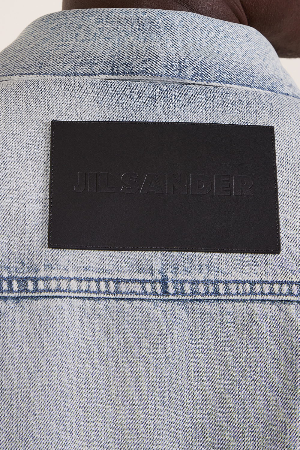 תמונת תקריב דוגמן של ז'קט ג'ינס