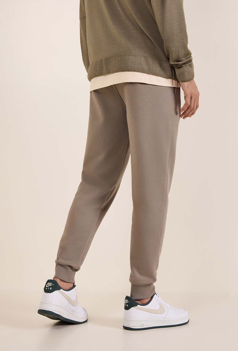 תמונת תקריב דוגמן של מכנסי טרנינג קרגו