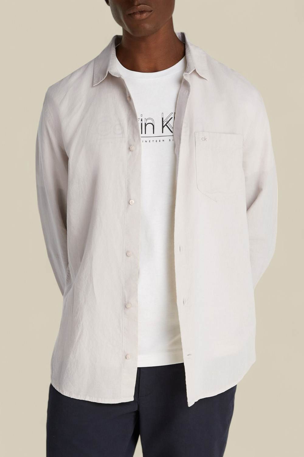 תמונת דוגמן קידמית של חולצת כפתורים מפשתן