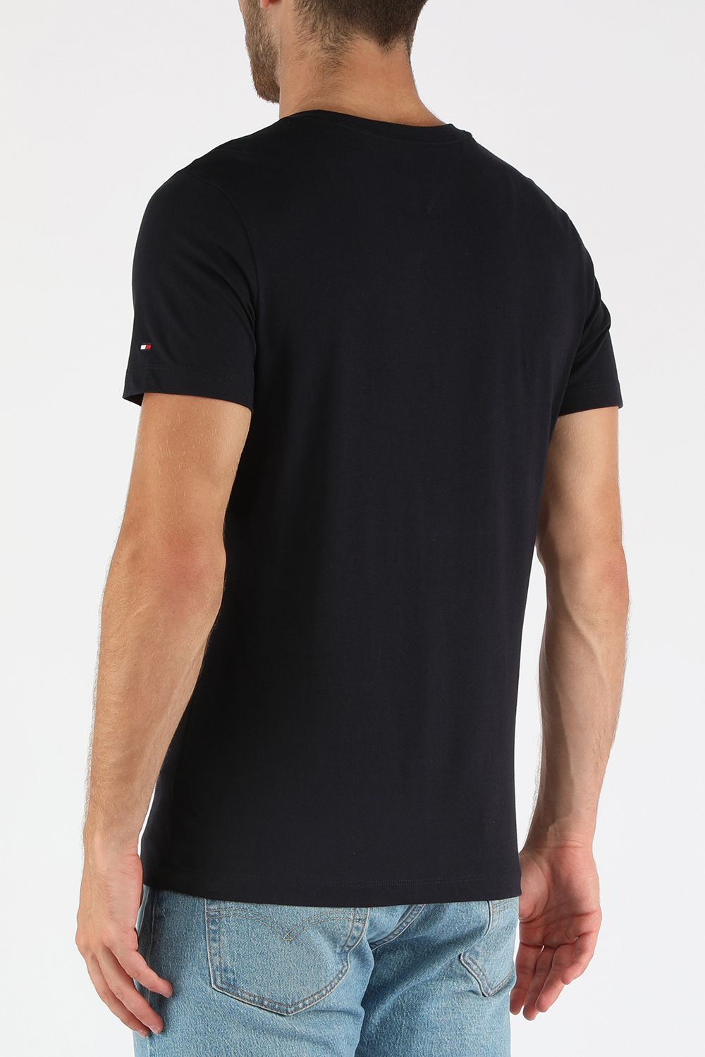 תמונת דוגמן אחורית של חולצת לוגו סלים מכותנה אורגנית