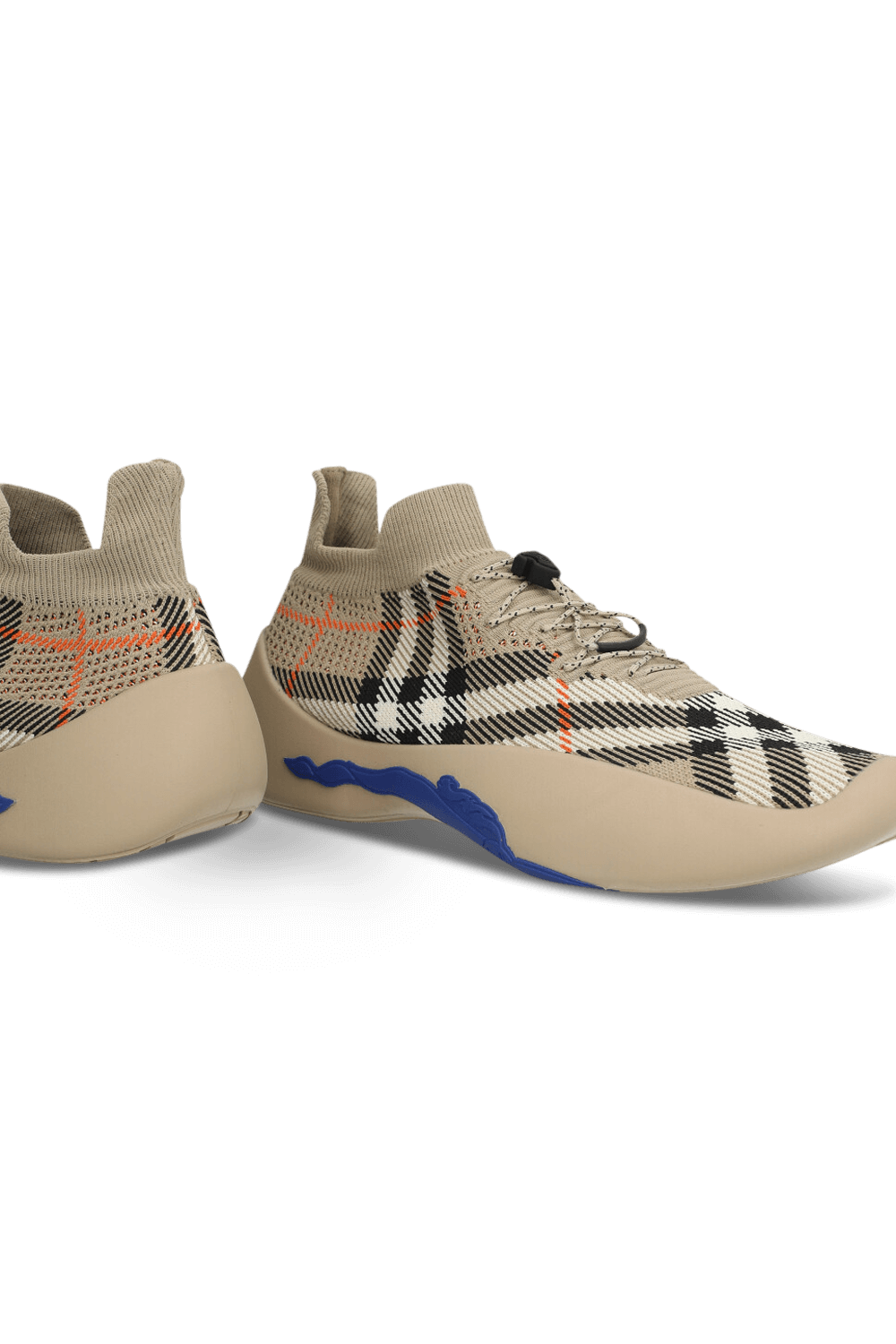 תמונת תקריב של נעלי סניקרס גרב