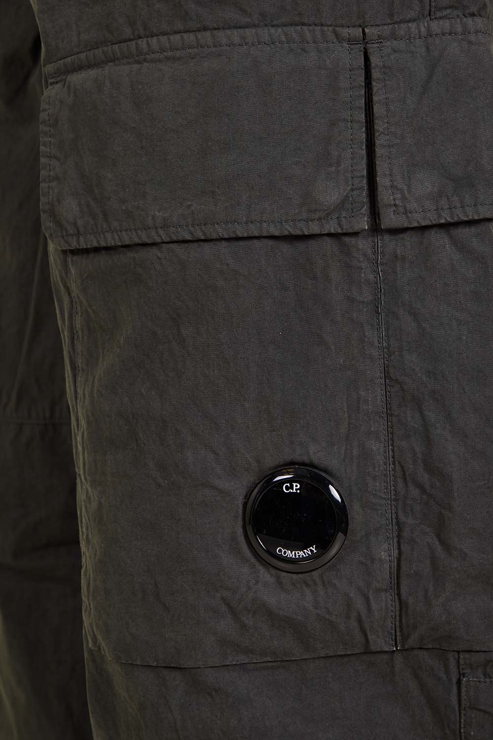 תמונת דוגמן אחורית של מכנסי קרגו משוחררים