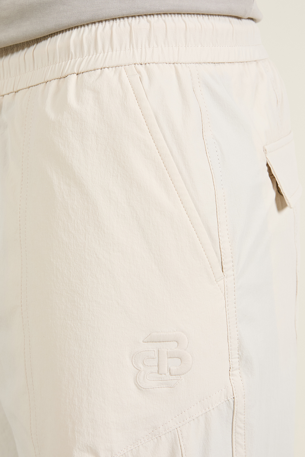 תמונת תקריב דוגמן של מכנסיים ארוכים