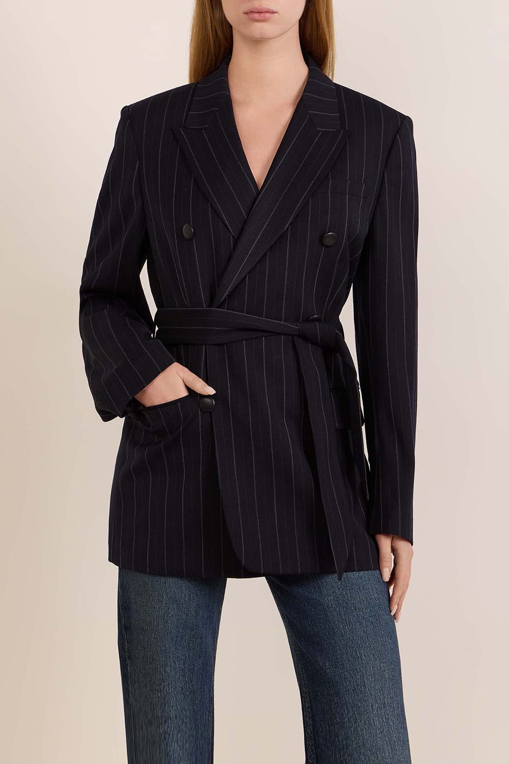 תמונת דוגמן קידמית של ז'קט מחוייט עם חגורה