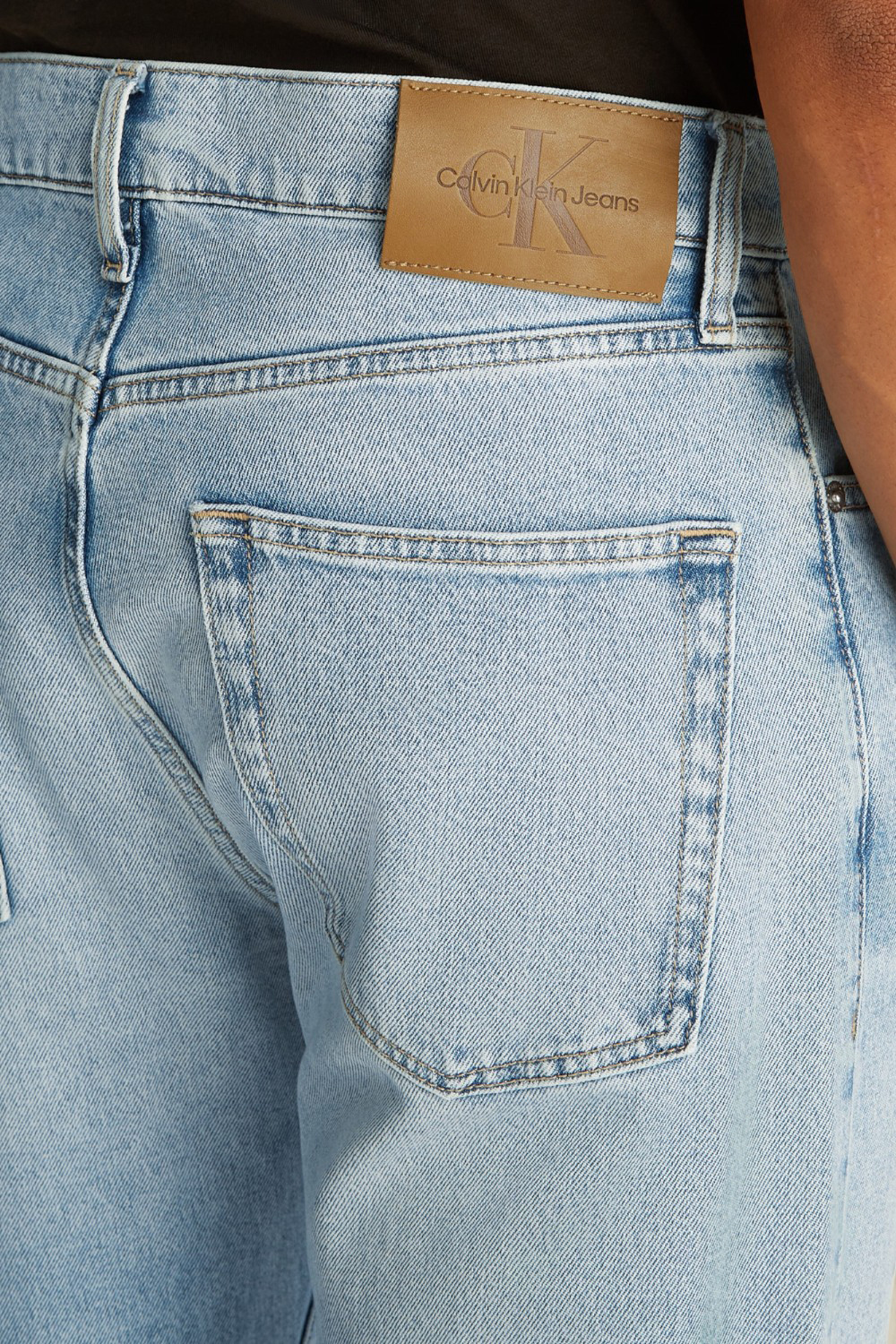 תמונת תקריב דוגמן של מכנסי ג'ינס בגזרה ישרה