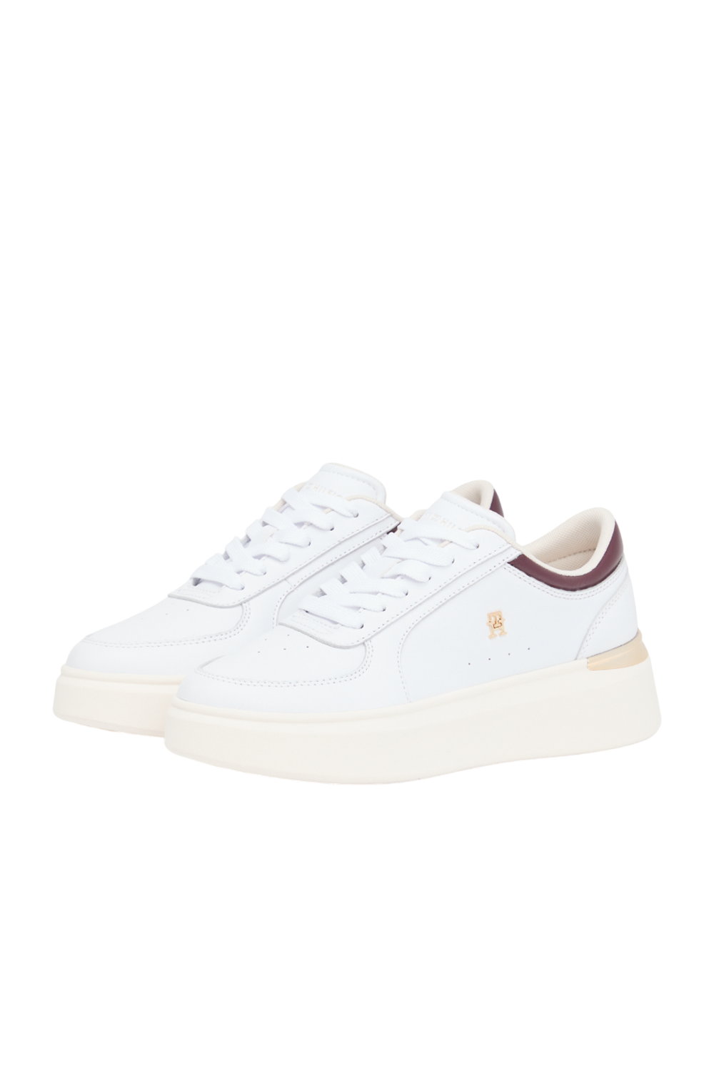 תמונת פנים של נעלי סניקרס פלטפורמה