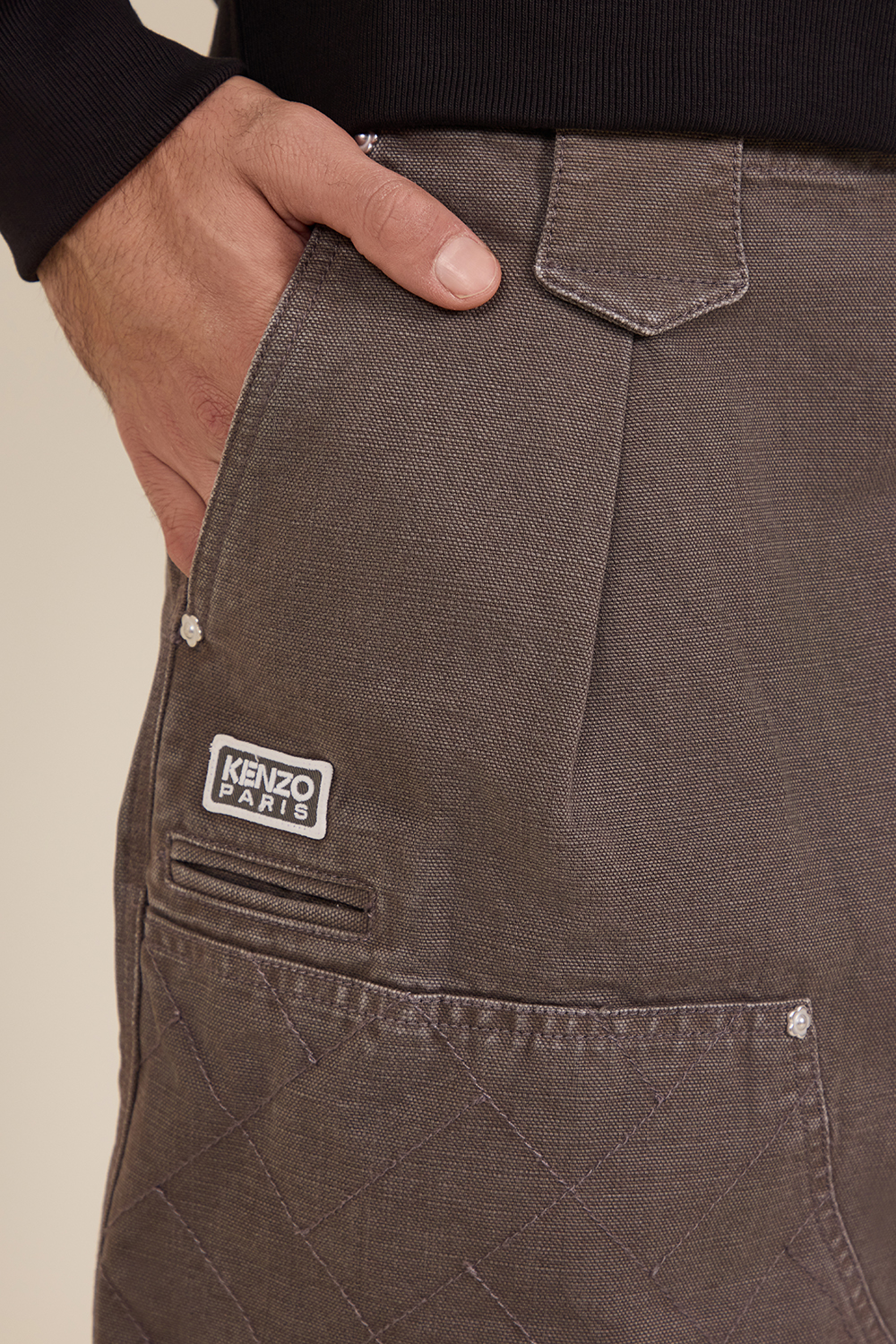 תמונת תקריב דוגמן של מכנסי בלון