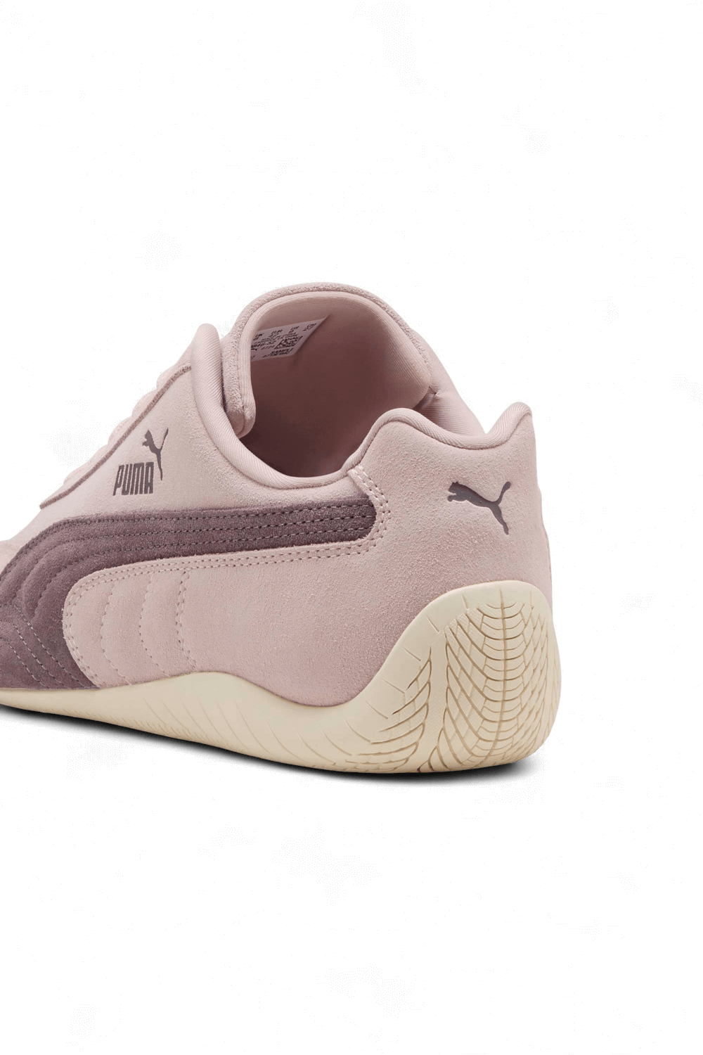 תמונת תקריב של נעלי סניקרס ספידקאט