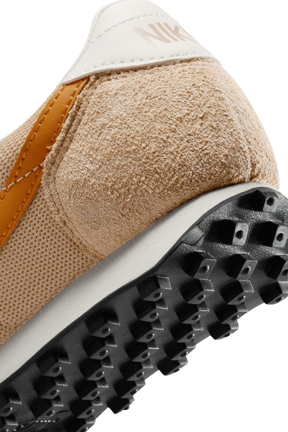 תמונת תקריב של נעלי סניקרס