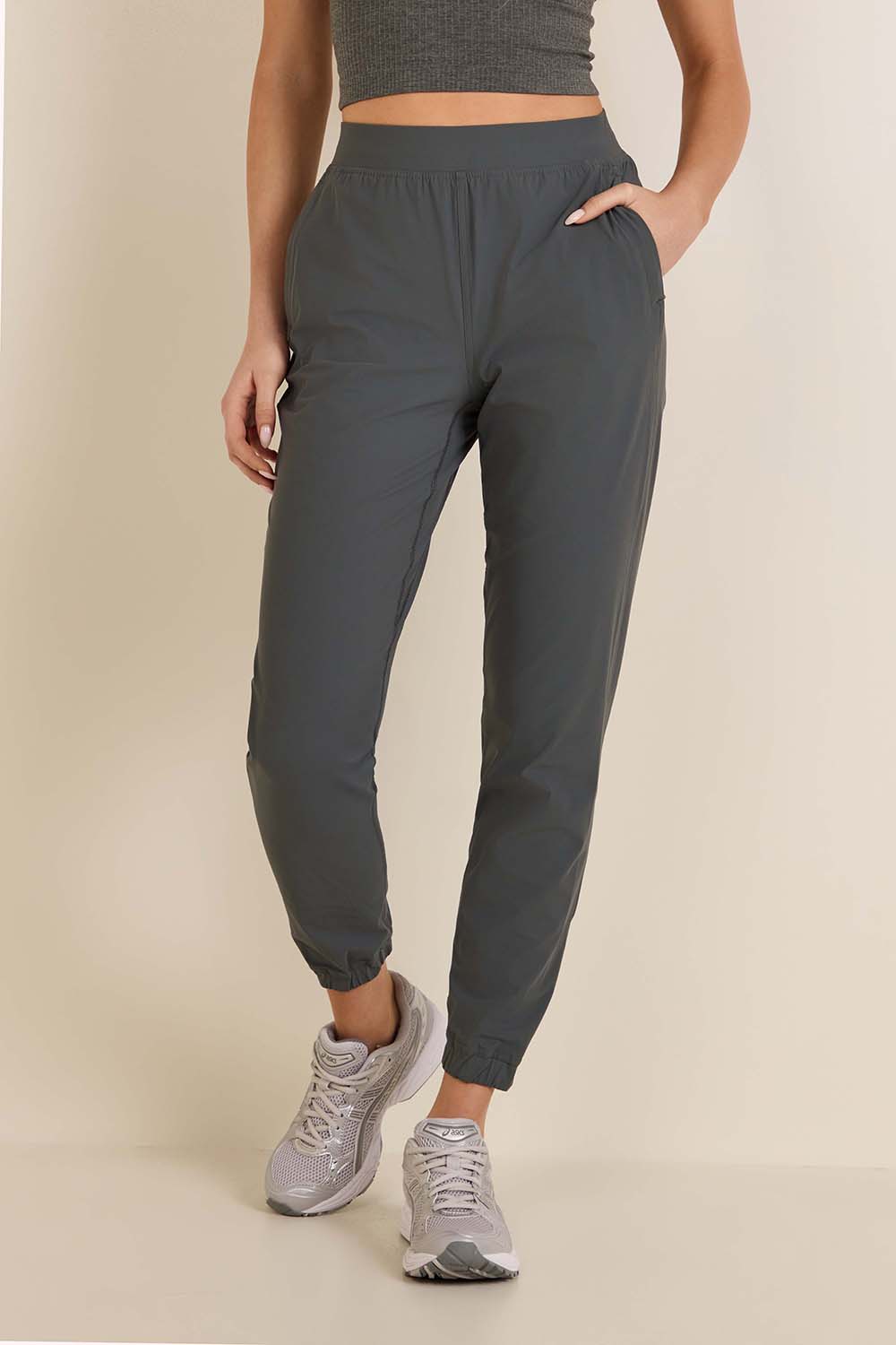 תמונת דוגמן קידמית של Adapted State High-Rise Jogger *REGULAR