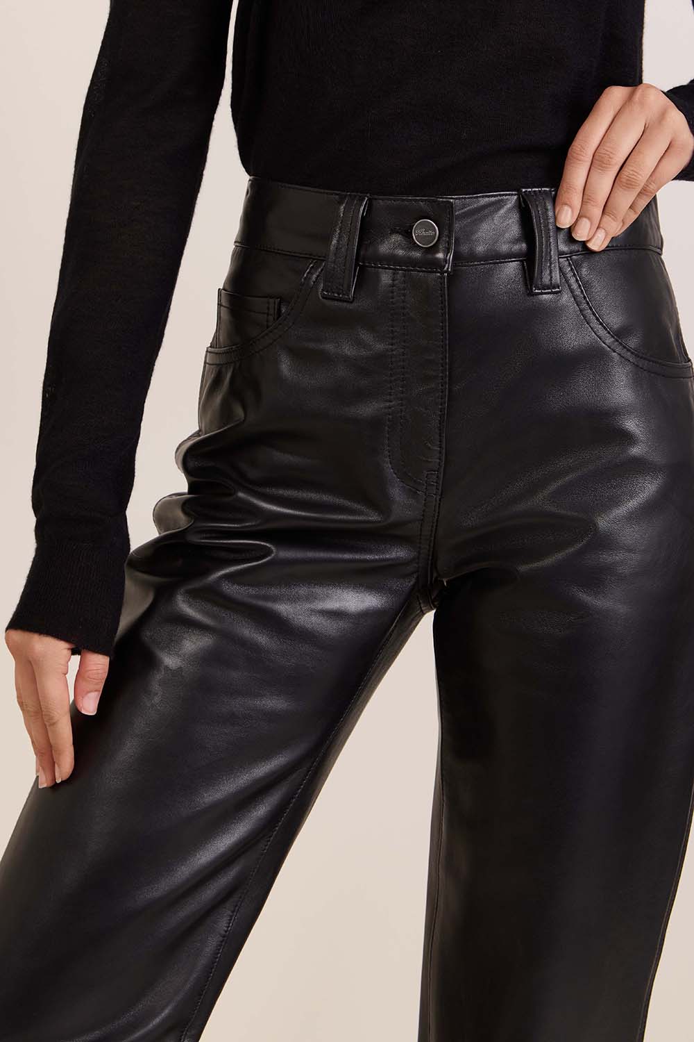 תמונת תקריב דוגמן של מכנסי עור