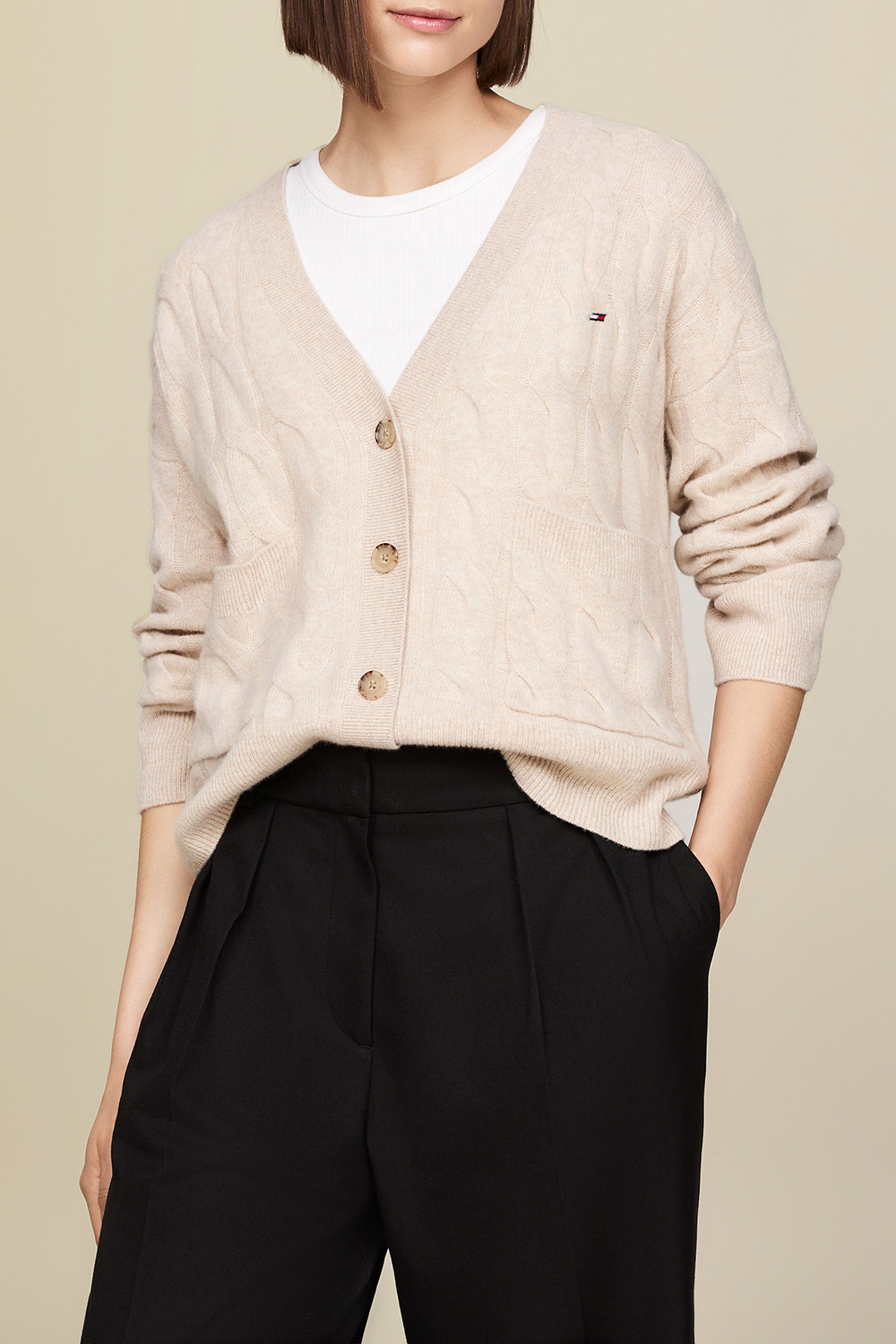 תמונת דוגמן קידמית של קרדיגן מצמר ממוחזר