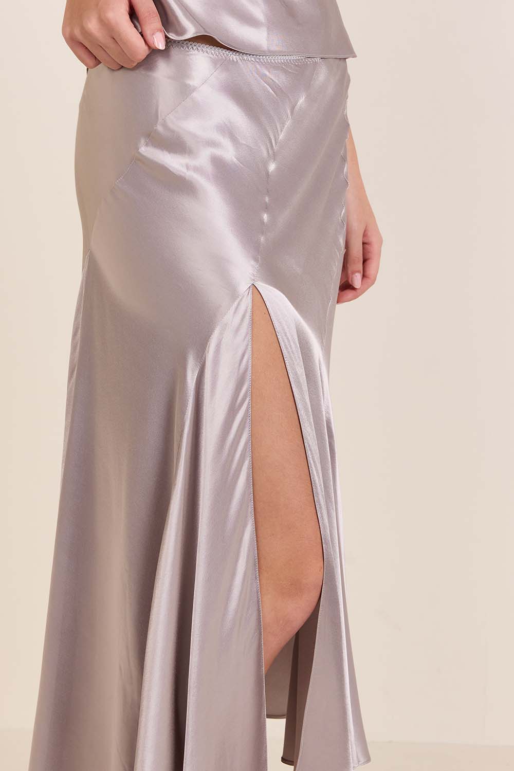 תמונת תקריב דוגמן של חצאית סאטן