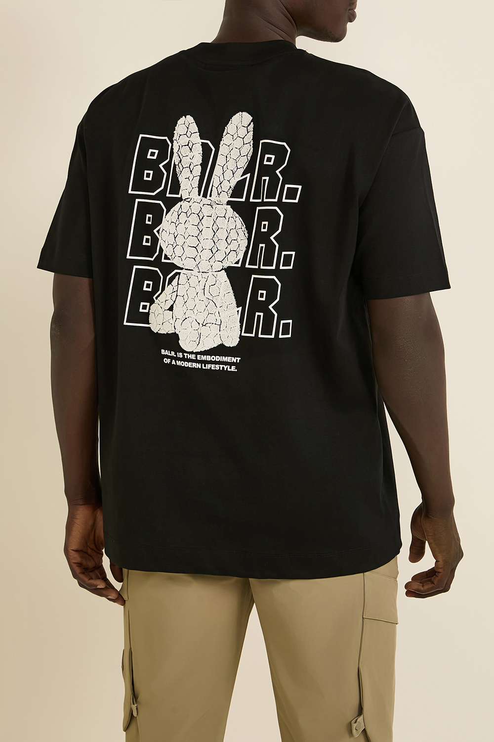 תמונת דוגמן אחורית של חולצת טי אוברסייז