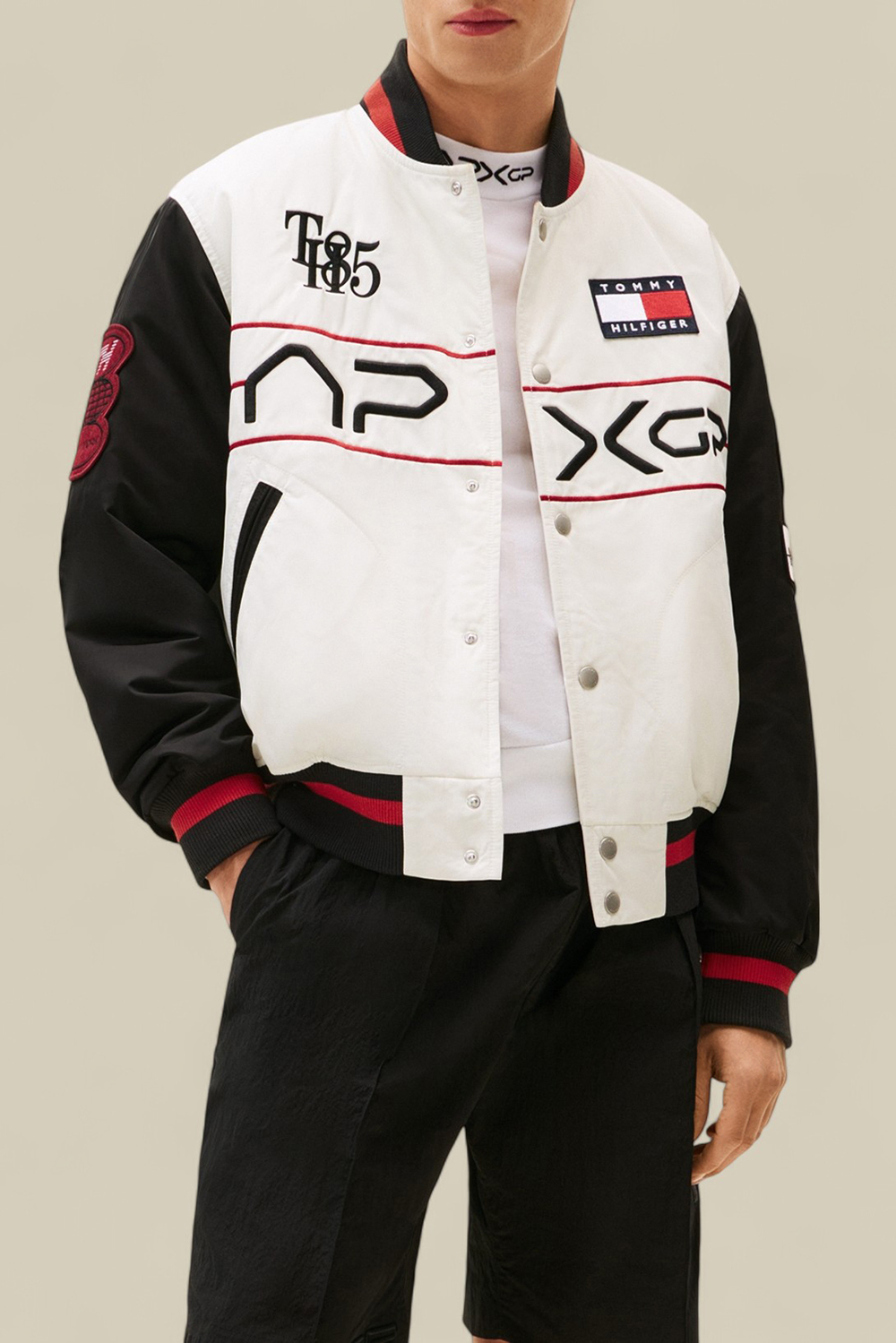 תמונת דוגמן קידמית של טומי הילפיגר X סרט פורמולה 1 ז'קט קל