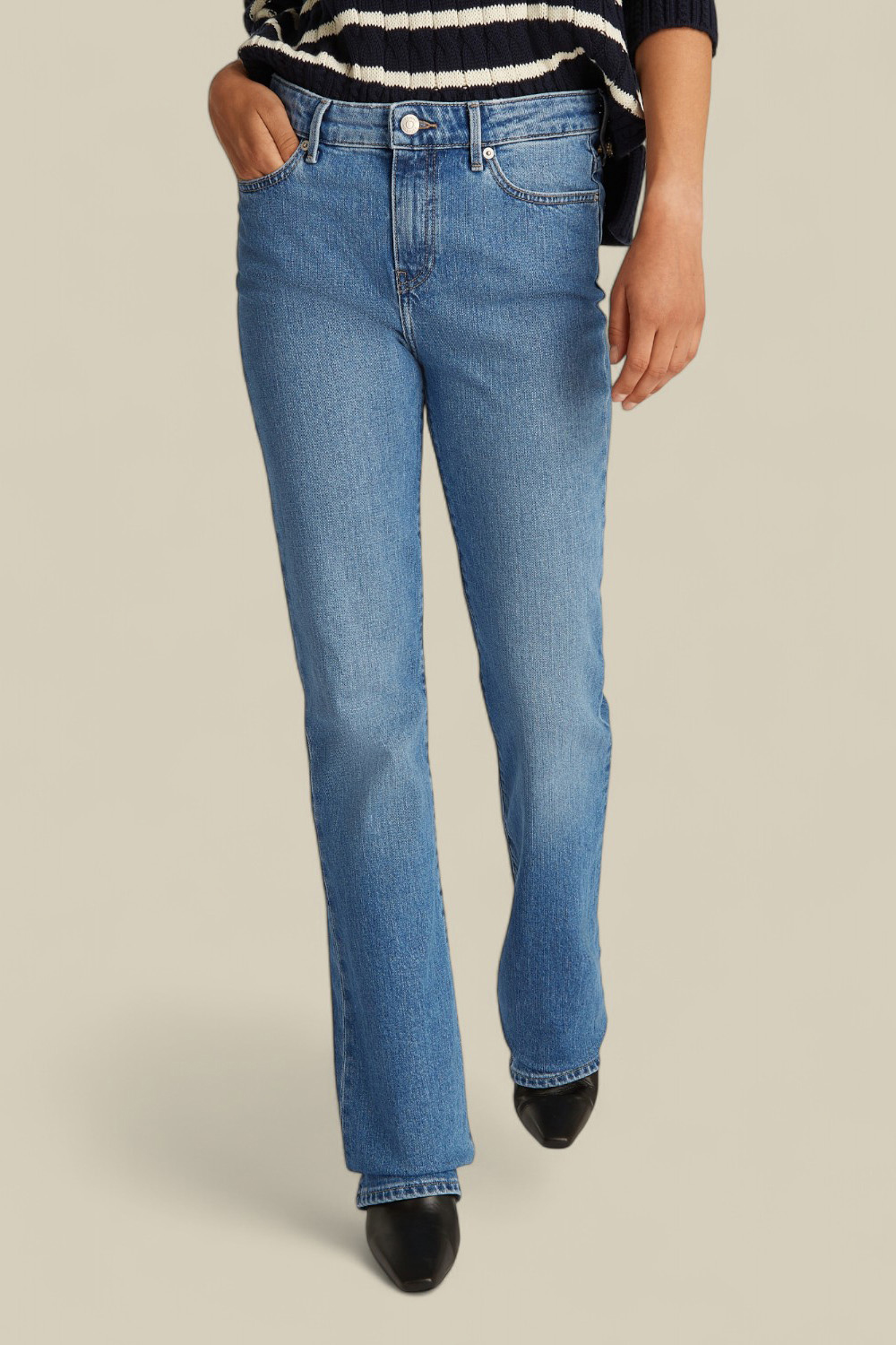 תמונת דוגמן קידמית של מכנסי ג'ינס בגזרה ישרה