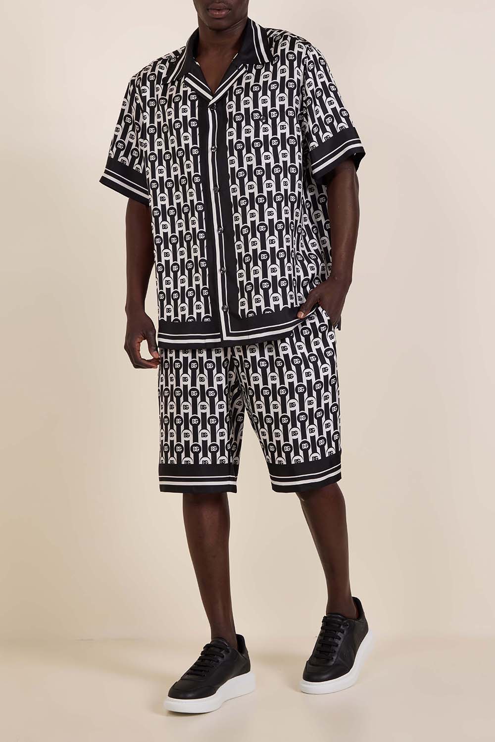 תמונת דוגמן קידמית של נעלי סניקרס