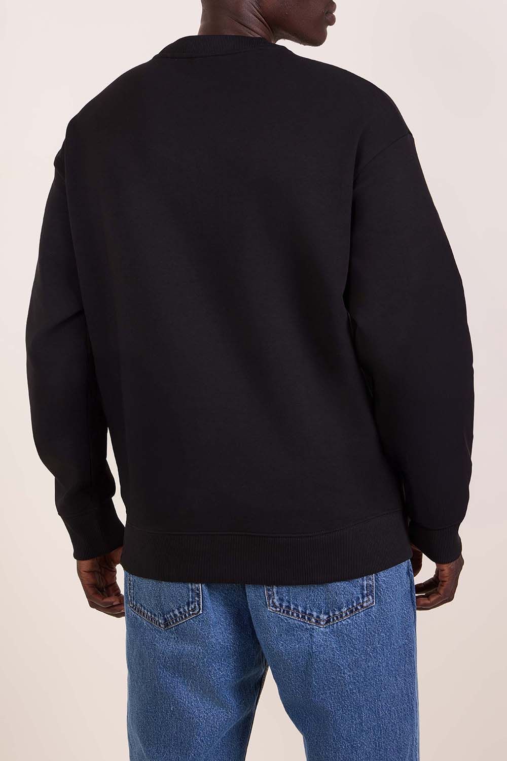 תמונת דוגמן אחורית של סווטשירט כותנה