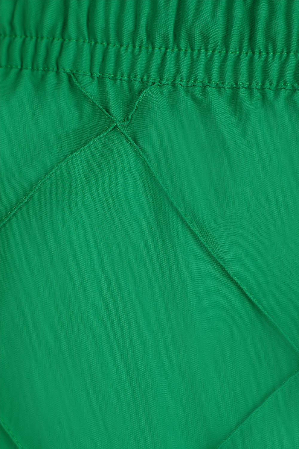 תמונה אחורית של מכנסי בגד ים קצרים ירוקים